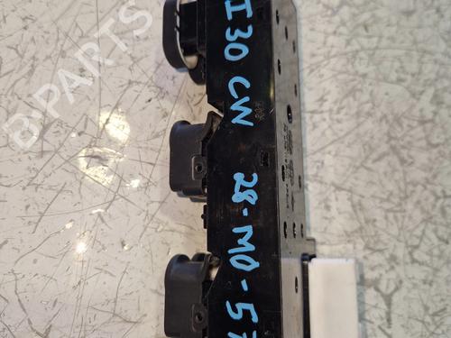 Left front window switch HYUNDAI i30 Estate (FD) 1.6 CRDi | BP38754257I27 - Image 2