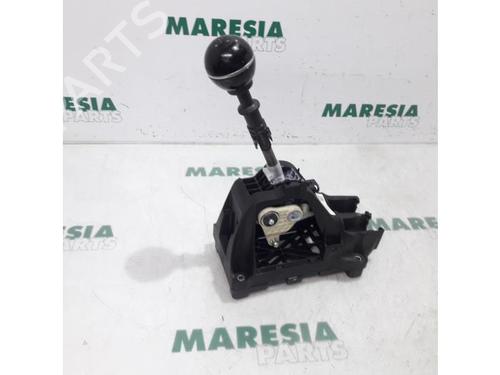 Used Gear lever FIAT 500X (334_) 1.6 (334AXE1A) (110 hp) 31413732