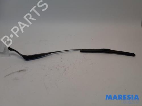 Used Front windshield wiper arm FIAT PANDA (312_, 319_) 1.0 Mild Hybrid (312.PYD1B) (69 hp) 31401265