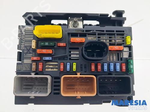 Used Fuse box Fuse box 39383848 39383848