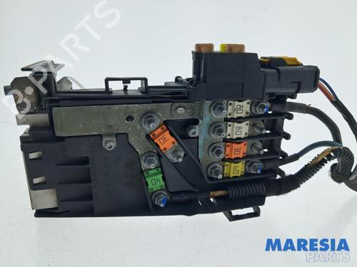 Used Fuse box Fuse box 37992376 37992376