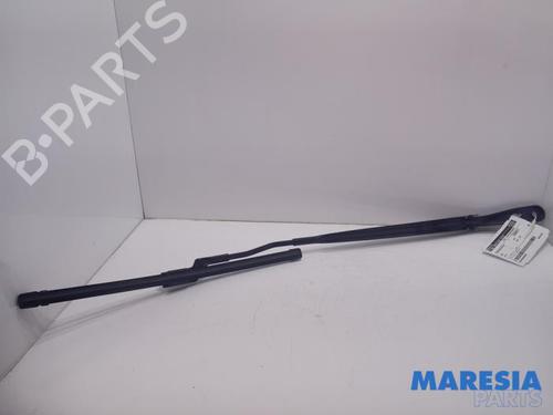 Used Front windshield wiper arm OPEL CORSA F (P2JO) CORSA-e (68) (136 hp) 31440609
