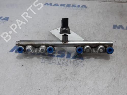 Used Injection rail PEUGEOT 5008 (0U_, 0E_) 1.6 16V (156 hp) 31523903