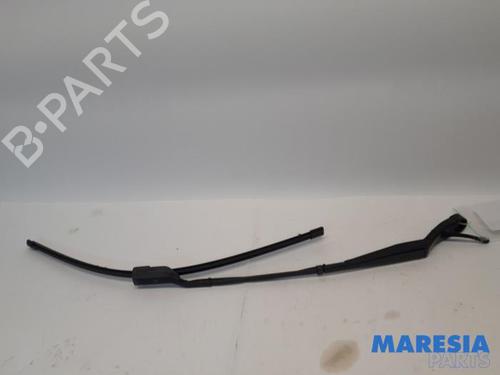 Used Front windshield wiper arm Front windshield wiper arm PEUGEOT 3008 II SUV (MC_, MR_, MJ_, M4_) 1.2 THP/ PureTech 130 (MRHNSM, MRHNSU, MRHNSJ, MRHNYW,... (131 hp) 31476122 31476122