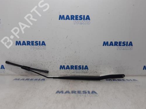 Used Front windshield wiper arm RENAULT CLIO IV Grandtour (KH_) 0.9 TCe 90 (90 hp) 31502770