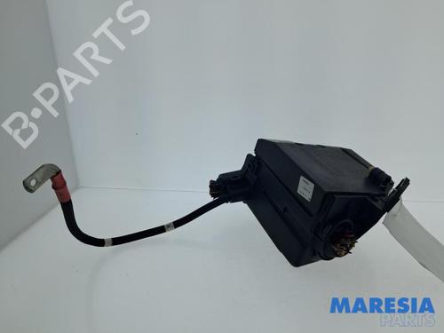 Used Fuse box Fuse box 38090732 38090732