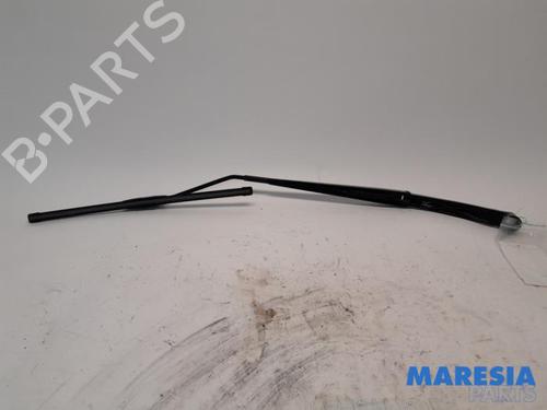 Used Front windshield wiper arm RENAULT KADJAR (HA_, HL_) 1.6 TCe 165 (HLMH) (163 hp) 31522725