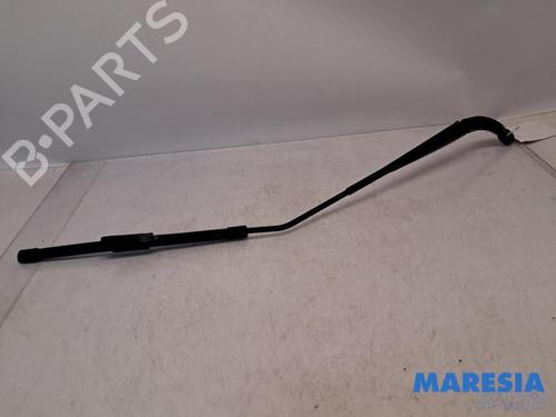 Used Front windshield wiper arm RENAULT CAPTUR I (J5_, H5_) 0.9 TCe 90 (90 hp) 31498954