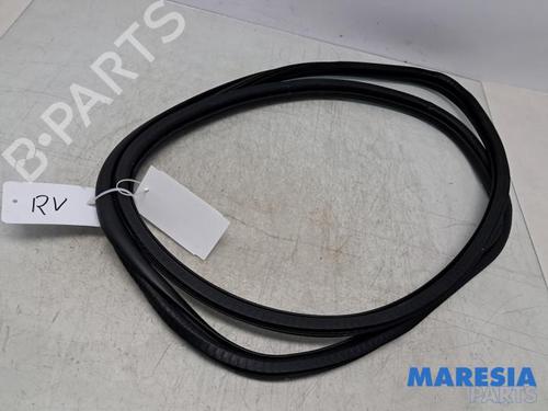 Used Rubber door seal PEUGEOT 3008 II SUV (MC_, MR_, MJ_, M4_) Hybrid (224 hp) 32351569