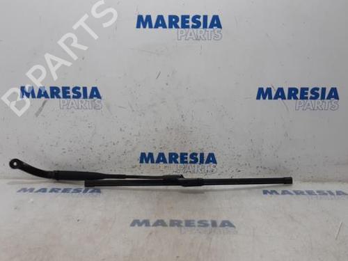 Used Front windshield wiper arm FIAT PANDA (312_, 319_) 0.9 (312PXG1A) (86 hp) 31499920