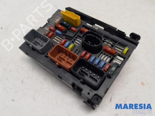 Used Fuse box PEUGEOT 3008 I MPV (0U_) 1.6 VTi (120 hp) 31518123