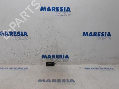 switch-renault-megane-iii-hatchback-bz01_-b3_-2008-31482139 main image