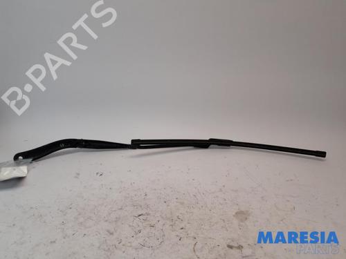 front-windshield-wiper-arm-renault-trafic-iii-van-fg_-2014-31409525 main image