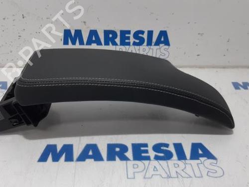 Used Armrest / Center console RENAULT MEGANE III Grandtour (KZ0/1) 1.5 dCi (KZ09, KZ0D, KZ1G, KZ29, KZ14, KZ1W, KZ10, KZ1F,... (110 hp) 31405650