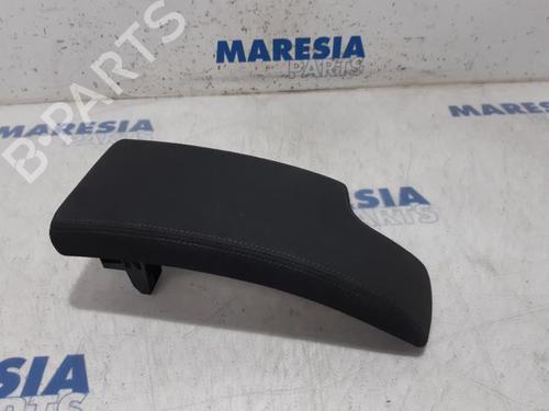 Used Armrest / Center console RENAULT MEGANE III Grandtour (KZ0/1) 1.5 dCi (KZ09, KZ0D, KZ1G, KZ29, KZ14, KZ1W, KZ10, KZ1F,... (110 hp) 31449249