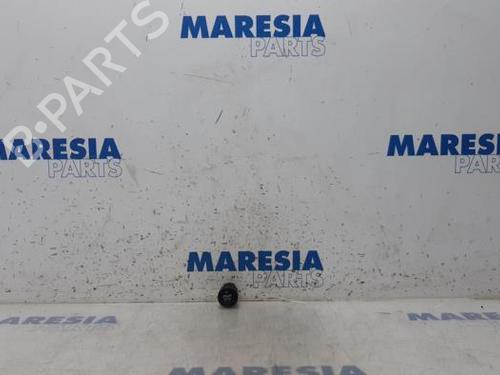 switch-renault-megane-iii-hatchback-bz01_-b3_-2008-31440826 main image