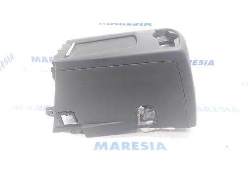 Console centrale PEUGEOT 5008 (0U_, 0E_) 1.6 16V (120 hp) 31506184