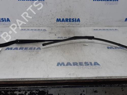 Used Front windshield wiper arm PEUGEOT 307 CC (3B) 2.0 16V (177 hp) 31477666