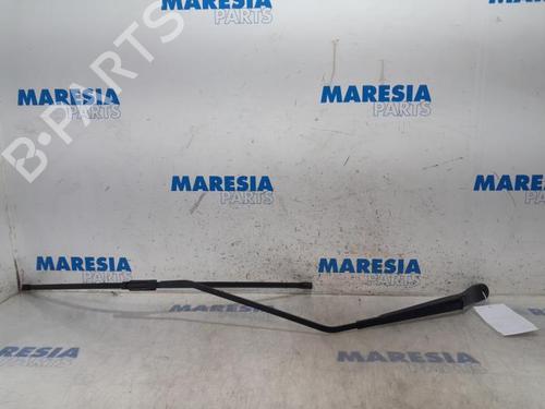 Used Front windshield wiper arm RENAULT SCÉNIC III (JZ0/1_) 1.4 16V (JZ0F, JZ1V) (131 hp) 31475563