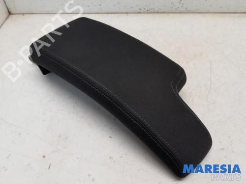 Used Armrest / Center console Armrest / Center console RENAULT MEGANE III Grandtour (KZ0/1) 1.4 TCe (KZ0F, KZ1V) (130 hp) 31489229 31489229