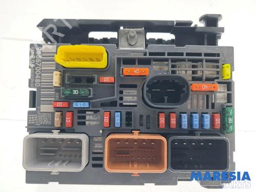 Used Fuse box Fuse box 37875519 37875519