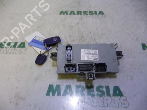 Sikringsdåse FIAT STILO (192_) 1.6 16V (192_XB1A) (103 hp) 31518043