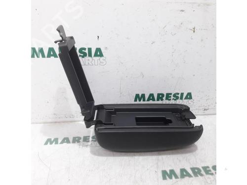 Armlæn CITROËN C-CROSSER (VU_, VV_) 2.2 HDi (156 hp) 31413021