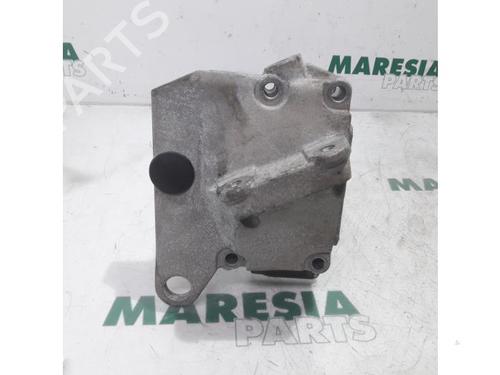 Used Gearbox mount RENAULT TWINGO I (C06_) 1.2 (C066, C068) (58 hp) 31420735