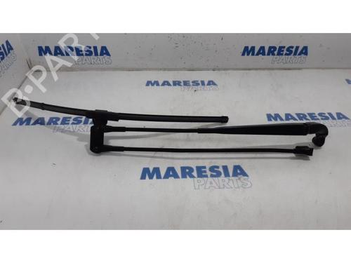 Brazo limpia trasero CITROËN C1 II (PA_, PS_) 1.0 VTi 68 (69 hp) 31479811