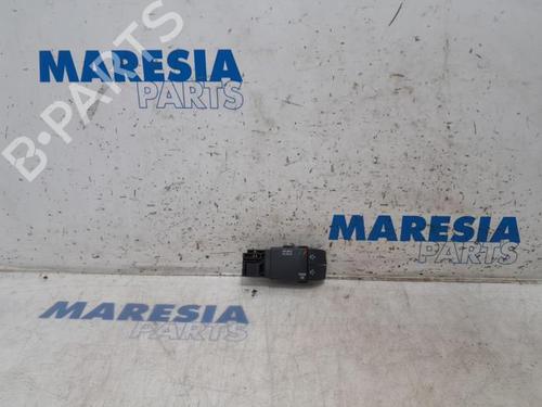 switch-renault-captur-i-j5_-h5_-2013-31511081 main image