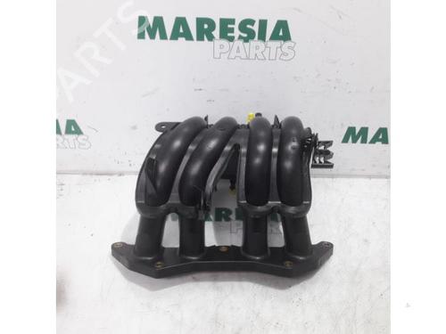 Used Injection rail PEUGEOT 206 Hatchback (2A/C) 1.4 i (75 hp) 31388638