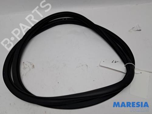 Used Rubber door seal Rubber door seal PEUGEOT 208 II (UB_, UP_, UW_, UJ_) 1.2 PureTech 100 (101 hp) 40235555 40235555