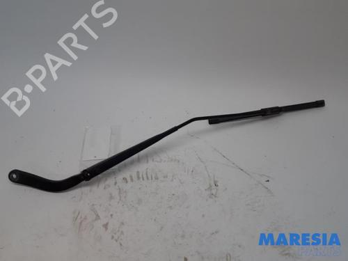 Used Front windshield wiper arm RENAULT TWINGO III (BCM_, BCA_) 1.0 SCe 70 (71 hp) 31461207