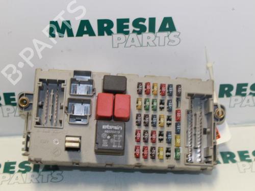 Used Fuse box Fuse box FIAT PUNTO (188_) 1.2 60 (188.030, .050, .130, .150, .230, .250) (60 hp) 31498933 31498933