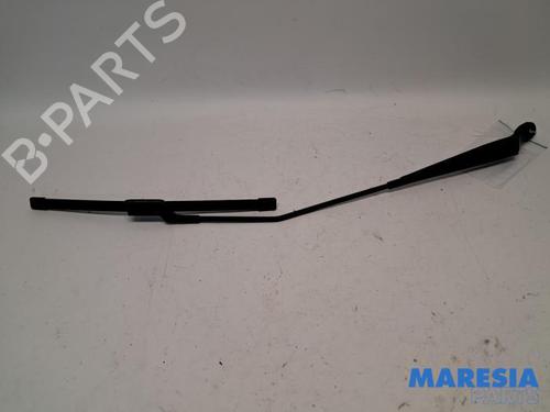 Used Front windshield wiper arm RENAULT TWINGO II (CN0_) 1.2 (CN0D) (58 hp) 31455936