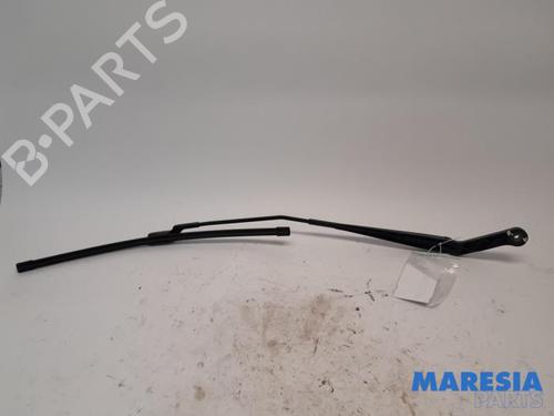 Used Front windshield wiper arm PEUGEOT BOXER Bus 2.0 BlueHDi 130 (130 hp) 31454859