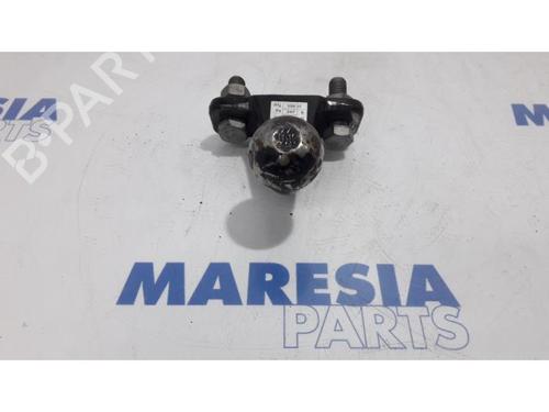 Used Tow ball/Mechanism RENAULT TRAFIC II Bus (JL) 2.0 dCi 115 (JL00, JL01, JL0H, JL0M, JL0U) (114 hp) 31484784