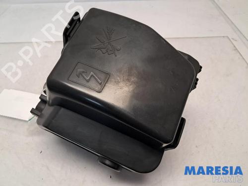 Used Fuse box Fuse box 38526165 38526165