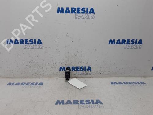 switch-renault-megane-iv-hatchback-b9amn_-2015-31453578 main image