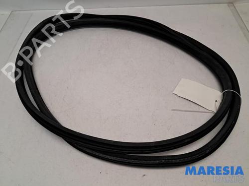 Used Rubber door seal PEUGEOT 3008 I MPV (0U_) 1.6 VTi (120 hp) 31435920