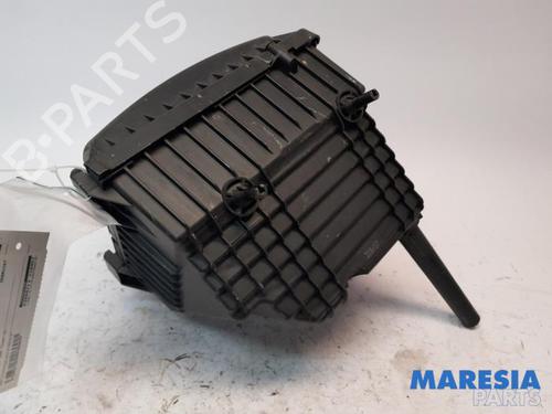Used Air filter box RENAULT TRAFIC III Van (FG_) 1.6 dCi 95 (FGMJ, FGMR) (95 hp) 31402734