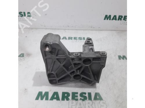Used Gearbox mount RENAULT SCÉNIC II (JM0/1_) 1.5 dCi (JM1E, JM16) (106 hp) 31480527