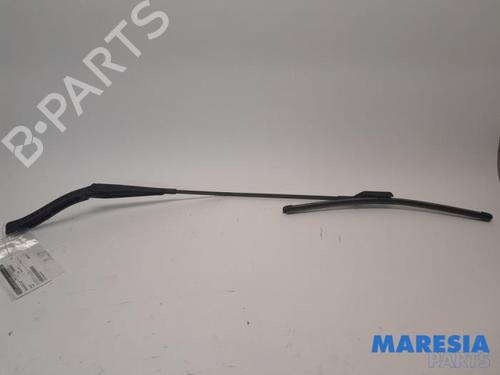front-windshield-wiper-arm-renault-trafic-iii-van-fg_-2014-31440665 main image