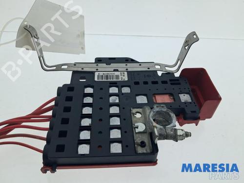 Used Fuse box Fuse box 37524049 37524049
