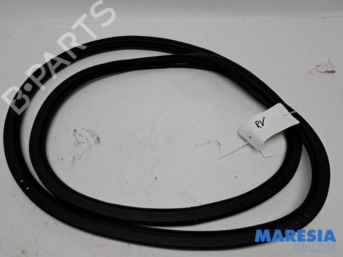 Used Rubber door seal Rubber door seal PEUGEOT 208 II (UB_, UP_, UW_, UJ_) 1.2 PureTech 100 (101 hp) 40235556 40235556
