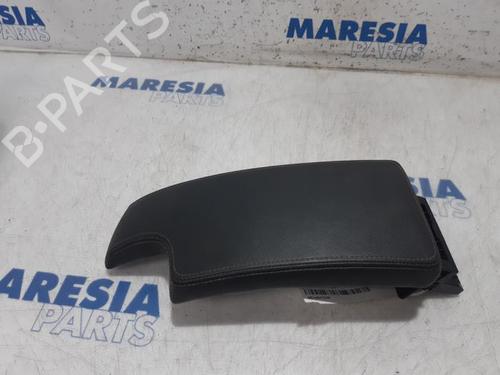 Used Armrest / Center console RENAULT MEGANE III Grandtour (KZ0/1) 1.5 dCi (KZ09, KZ0D, KZ1G, KZ29, KZ14, KZ1W, KZ10, KZ1F,... (110 hp) 31401490