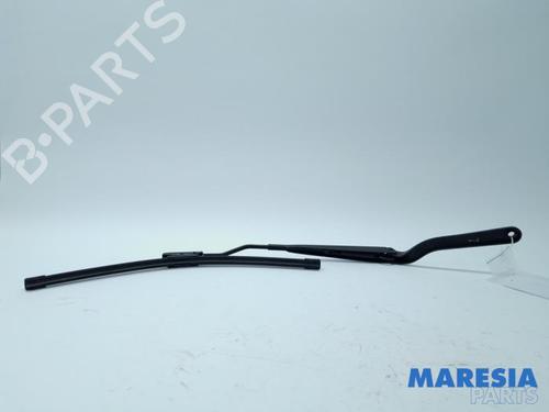 Used Front windshield wiper arm RENAULT TWINGO III (BCM_, BCA_) 1.0 SCe 70 (71 hp) 31434714