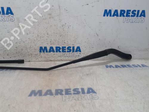 Used Front windshield wiper arm VAUXHALL VIVARO B Bus (X82) 1.6 CDTi (125 hp) 31468766
