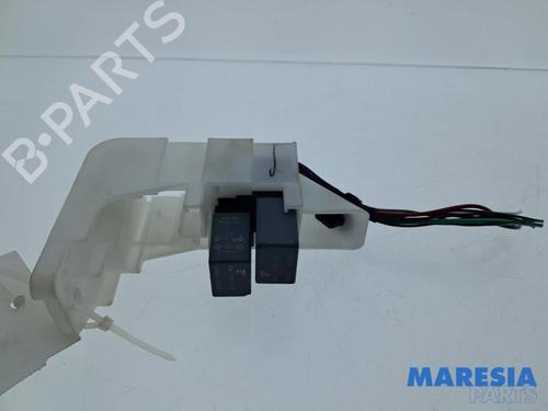 Used Fuse box Fuse box 37524251 37524251