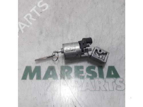 Used Ignition barrel PEUGEOT 5008 (0U_, 0E_) 1.6 BlueHDi 120 (120 hp) 31428301